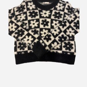 SO warm floral sweater in black and white!